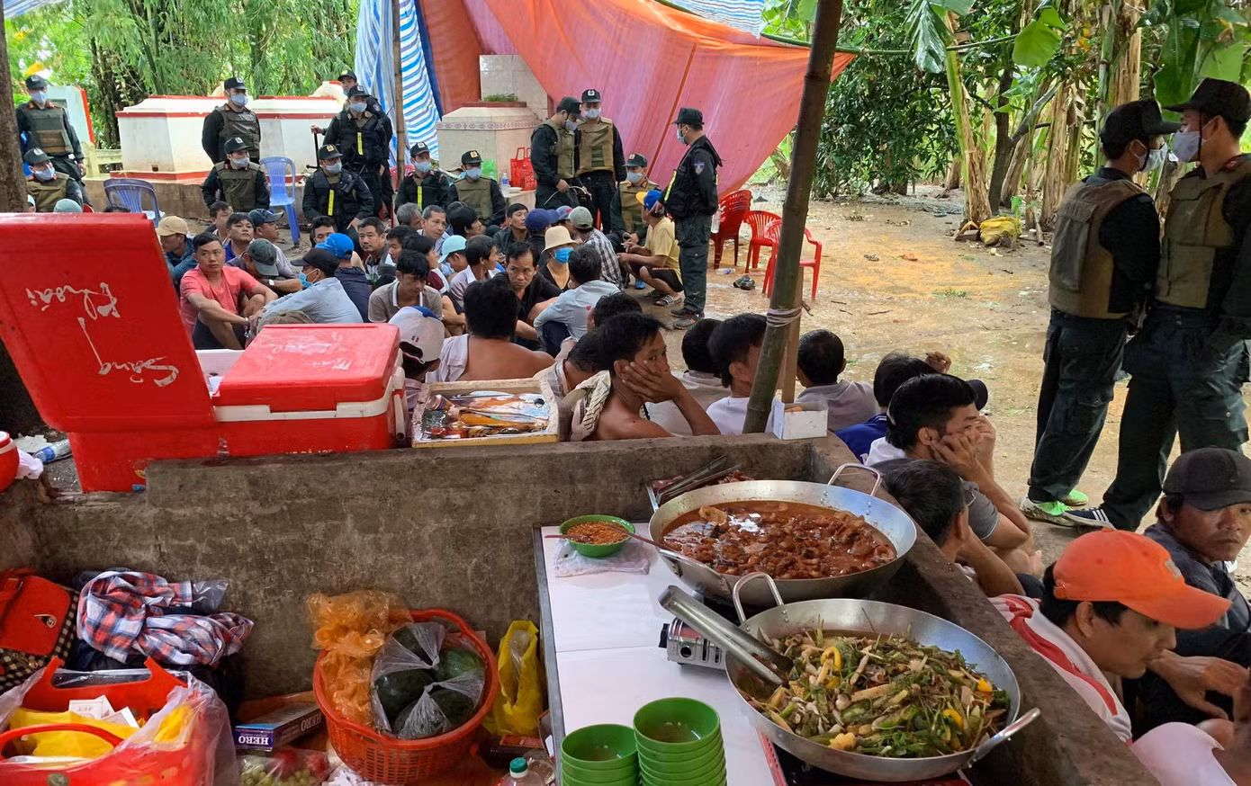 Bắt quả tang 150 người ở biên giới đang sát phạt trên chiếu bạc ảnh 4
