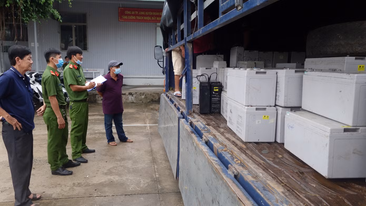 Bắt quả tang ô tô tải vận chuyển 28 tấn chất thải nguy hại ảnh 1