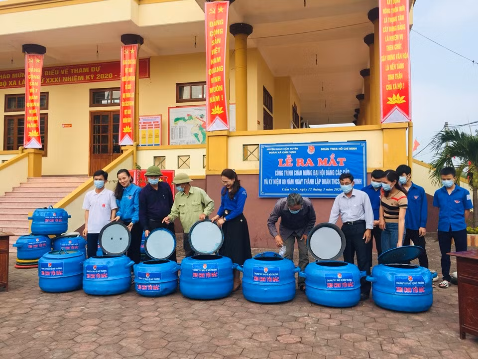‘Phù phép’ rác thải nhựa thành bồn hoa, thùng đựng rác ảnh 2
