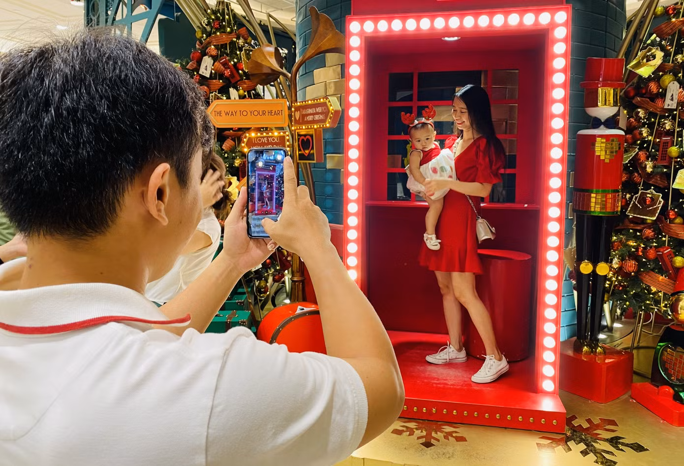 Người dân TPHCM rộn ràng đi chơi Noel sớm ảnh 4