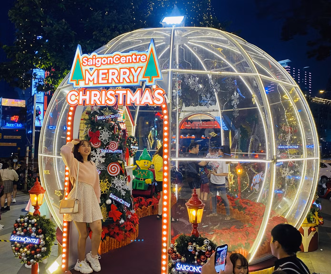 Người dân TPHCM rộn ràng đi chơi Noel sớm ảnh 1