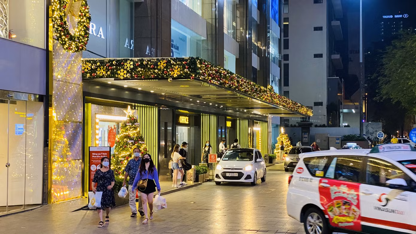Người dân TPHCM rộn ràng đi chơi Noel sớm ảnh 10