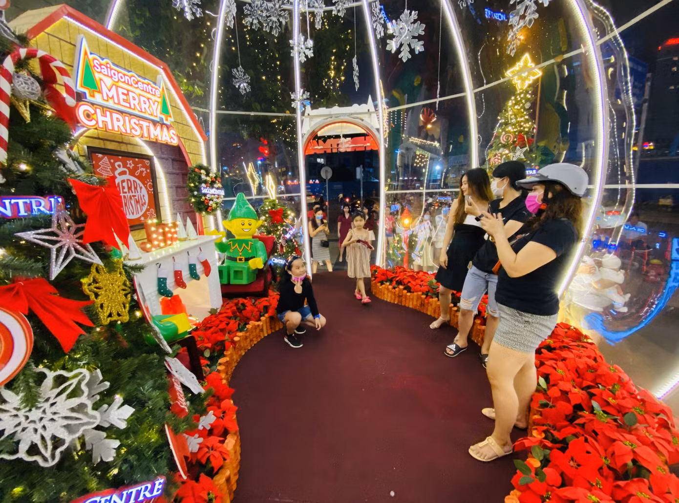 Người dân TPHCM rộn ràng đi chơi Noel sớm ảnh 2