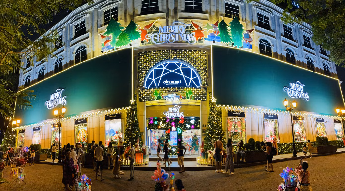 Người dân TPHCM rộn ràng đi chơi Noel sớm ảnh 16
