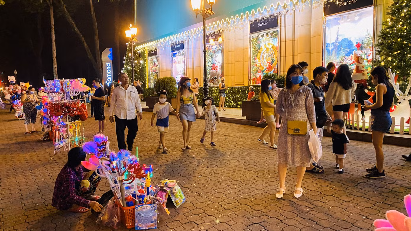 Người dân TPHCM rộn ràng đi chơi Noel sớm ảnh 11