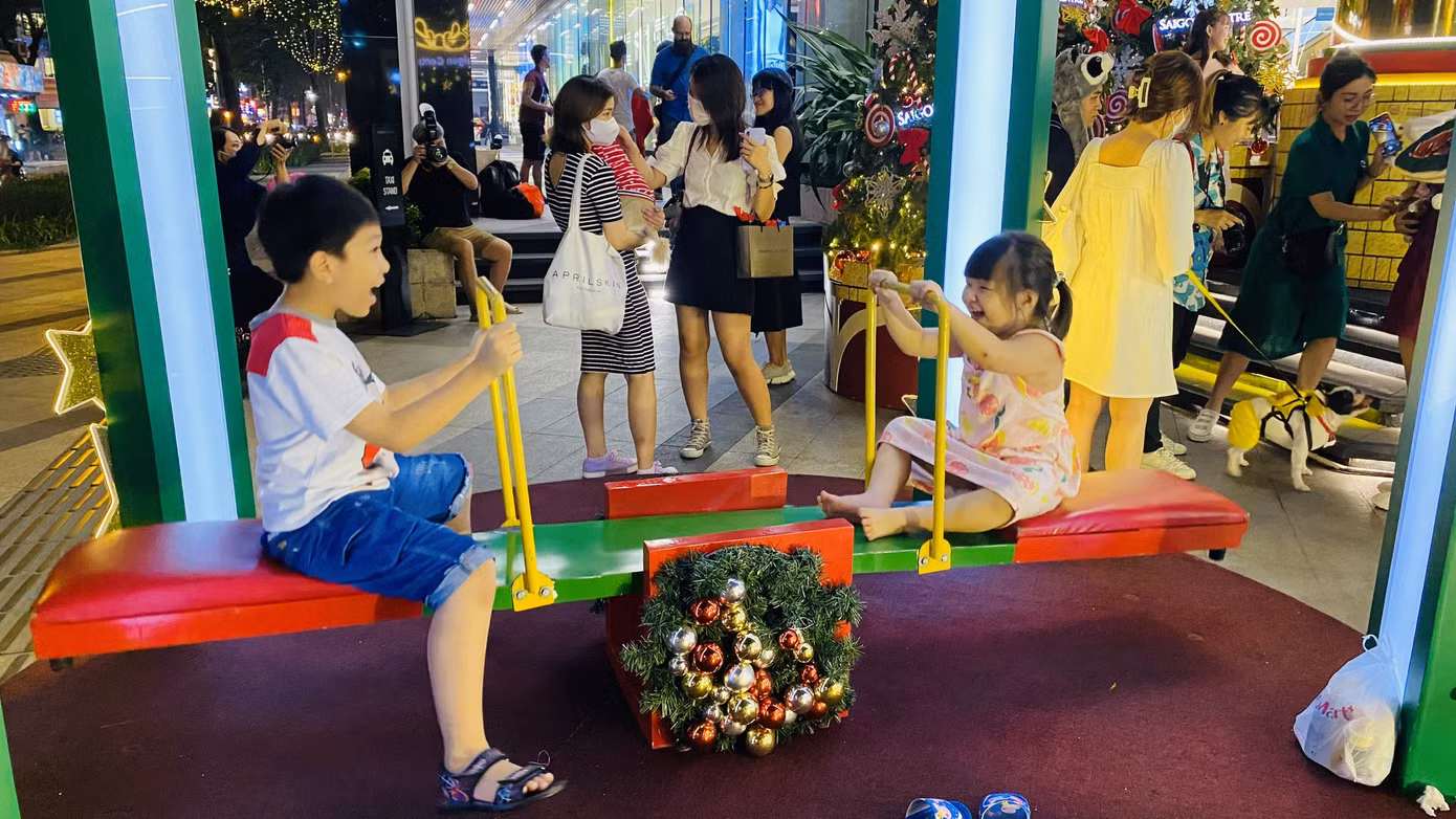 Người dân TPHCM rộn ràng đi chơi Noel sớm ảnh 12
