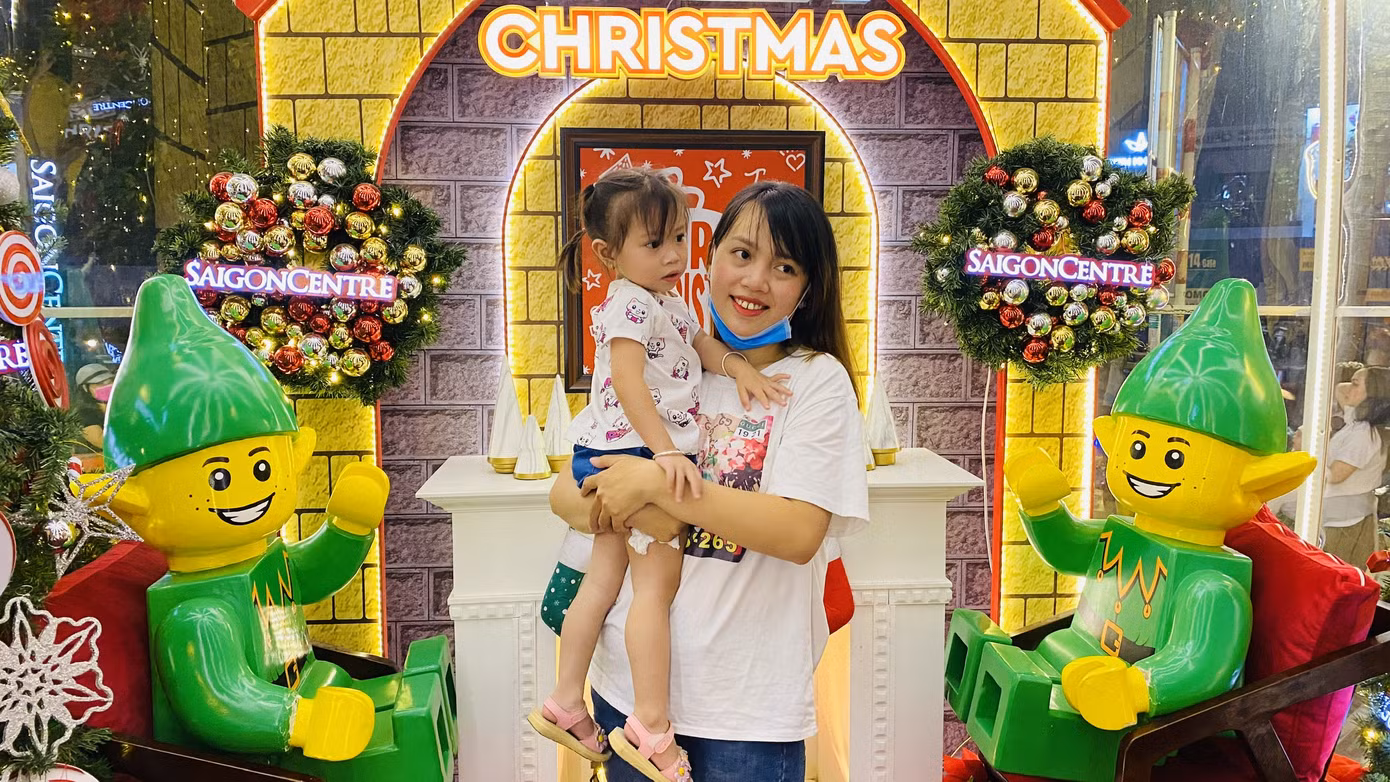 Người dân TPHCM rộn ràng đi chơi Noel sớm ảnh 5
