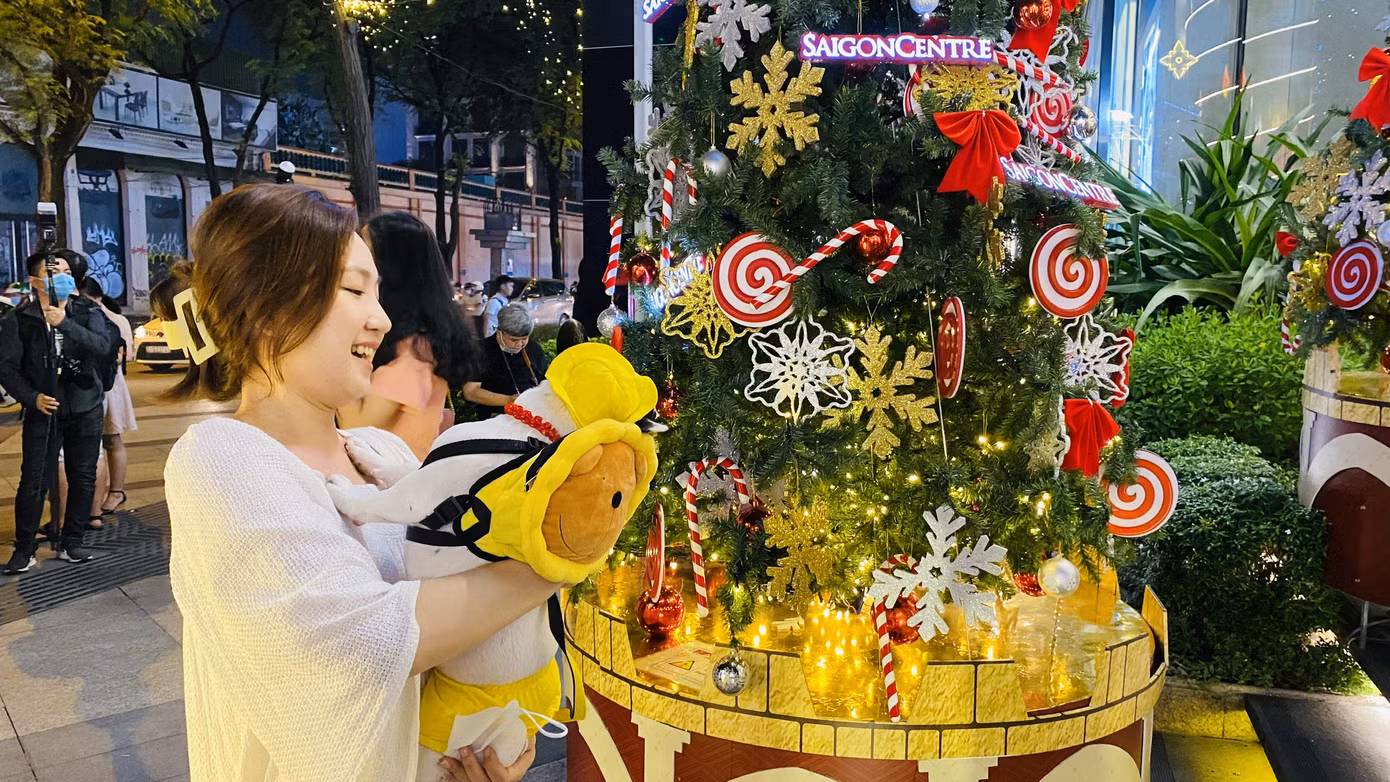 Người dân TPHCM rộn ràng đi chơi Noel sớm ảnh 8