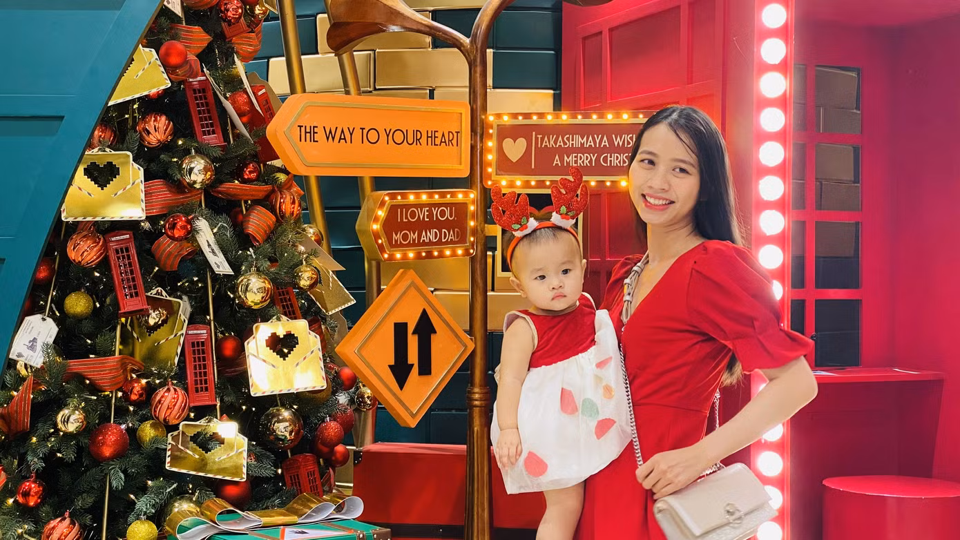 Người dân TPHCM rộn ràng đi chơi Noel sớm ảnh 3