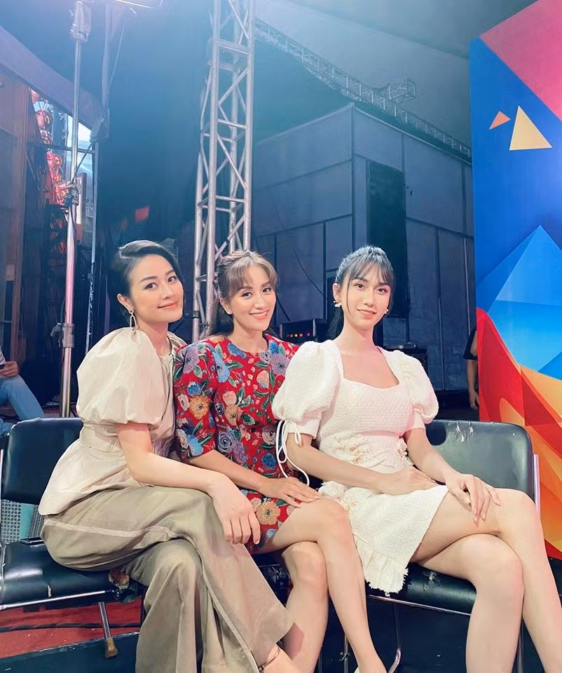 Sắc vóc quyến rũ của BTV Hoài Anh ở tuổi 40 ảnh 10