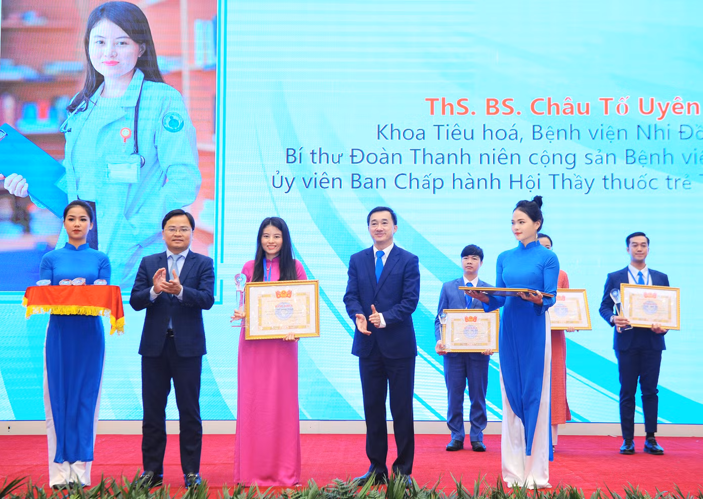 Mỗi thầy thuốc trẻ phải xem niềm tin của bệnh nhân làm mục tiêu phấn đấu ảnh 4