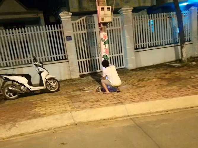 Cột điện 'nở hoa' nhờ bàn tay khéo léo của đoàn viên ảnh 1
