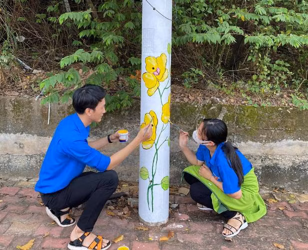 Cột điện 'nở hoa' nhờ bàn tay khéo léo của đoàn viên ảnh 5