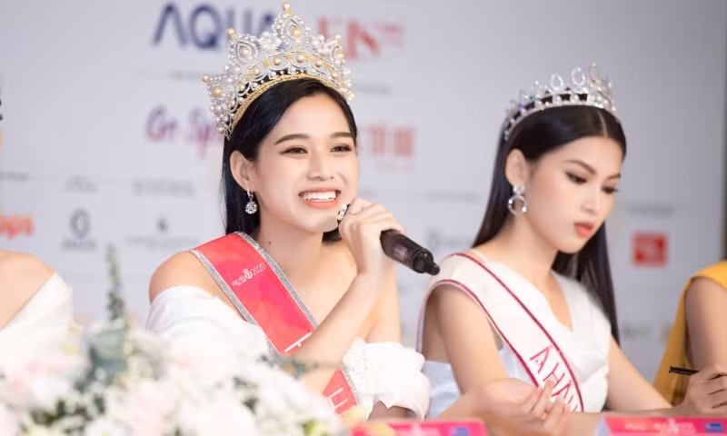 Hoa hậu Đỗ Thị Hà lan tỏa thông điệp tích cực trong sự kiện Nâng bước thủ khoa 2020 ảnh 11