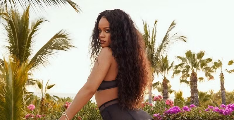Rihanna bốc lửa với nội y Giáng sinh ảnh 9