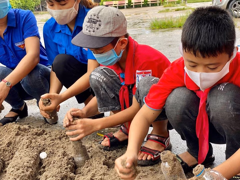 Đong cát vào chai dựng nhà vệ sinh ảnh 4