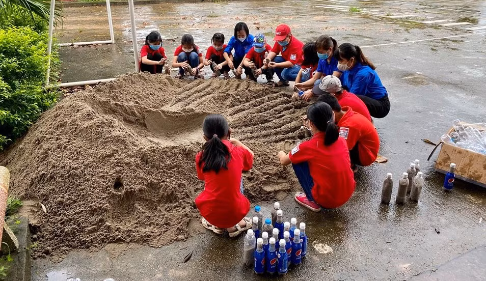 Đong cát vào chai dựng nhà vệ sinh ảnh 2