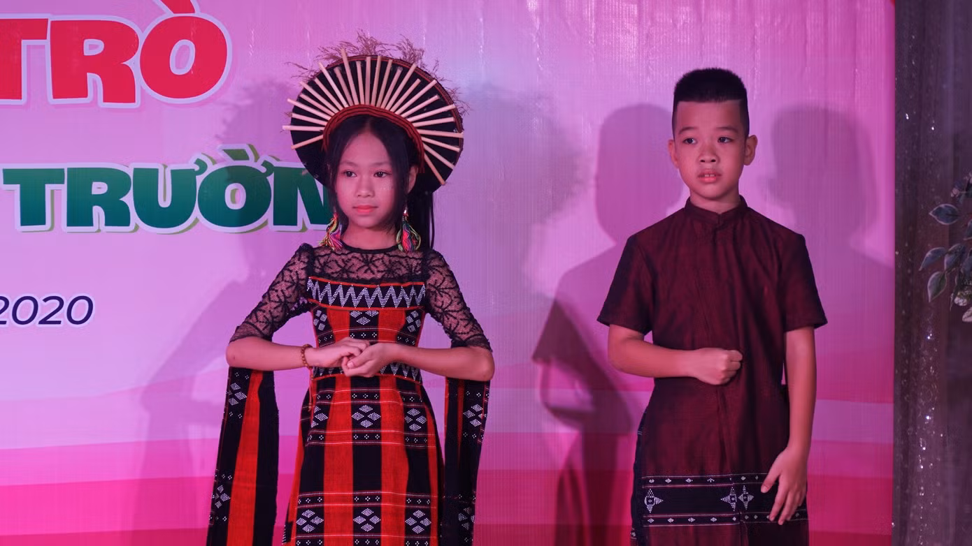 Giáo viên, học sinh xứ Huế trổ tài ‘Nét đẹp thầy trò’ ảnh 10