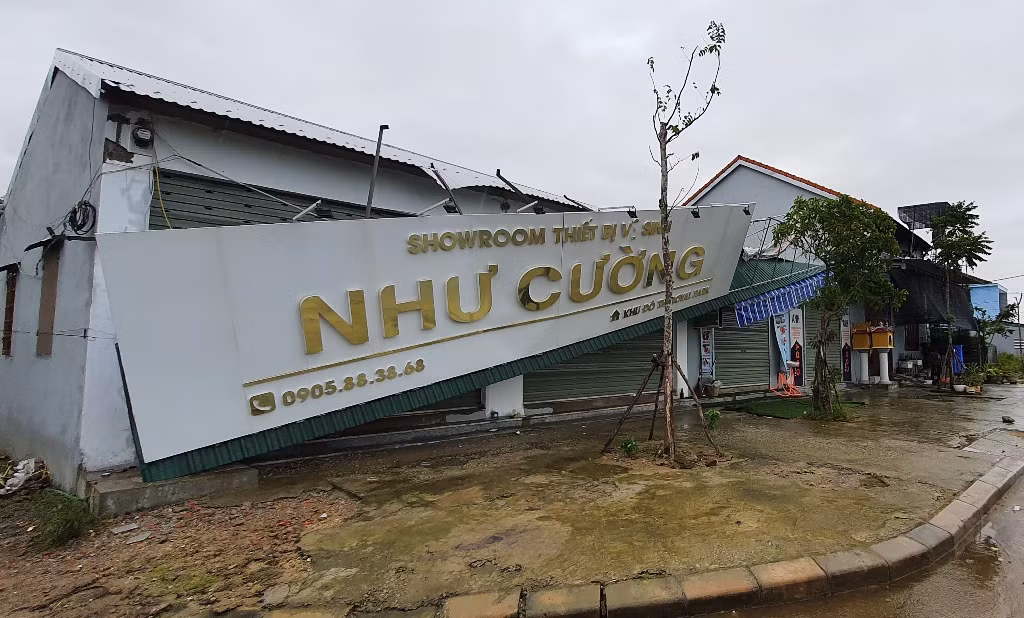 Bão số 13 quần thảo TT-Huế, nhà cửa tốc mái, cây cối gãy đổ ảnh 6