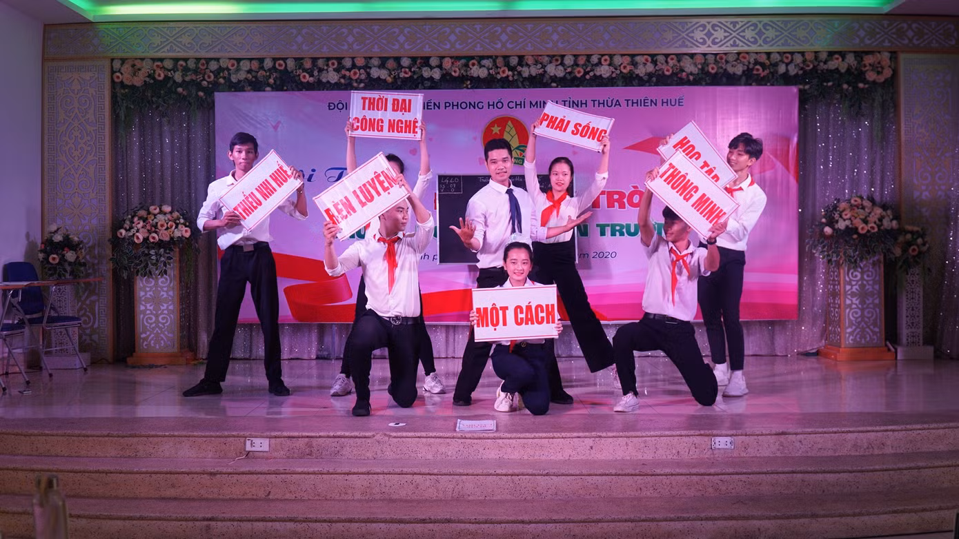 Giáo viên, học sinh xứ Huế trổ tài ‘Nét đẹp thầy trò’ ảnh 9