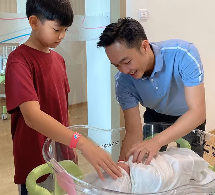 Bí quyết đeo khẩu trang vẫn xinh đẹp rạng ngời như Công nương Kate ảnh 3