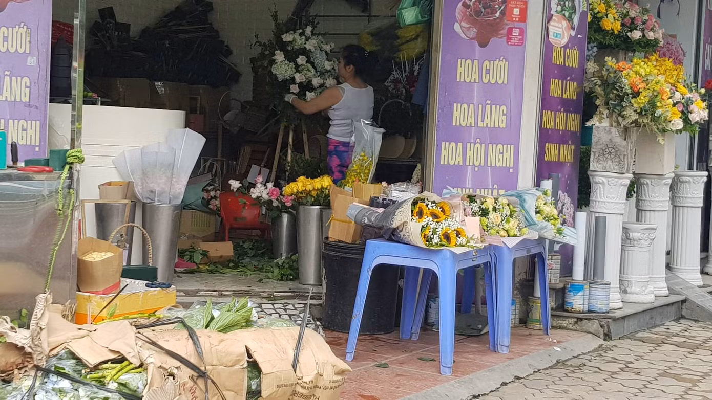 Tuần cuối dịp 20/10, hoa tặng chị em tăng giá mạnh ảnh 1