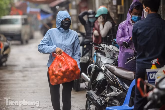 Phát thực phẩm miễn phí cho người dân khu cách ly ảnh 3