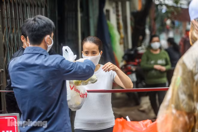 Phát thực phẩm miễn phí cho người dân khu cách ly ảnh 8