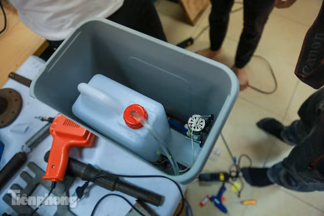 Phòng Covid-19, sinh viên Bách Khoa chế thành công máy rửa tay diệt khuẩn tự động ảnh 9