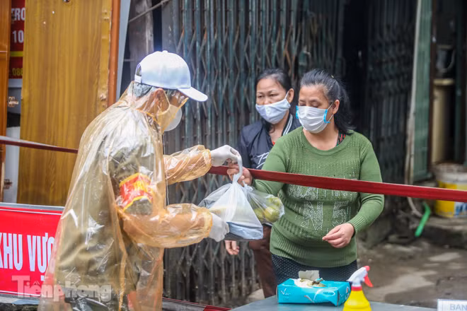 Phát thực phẩm miễn phí cho người dân khu cách ly ảnh 11