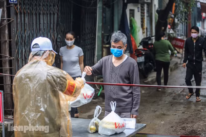 Phát thực phẩm miễn phí cho người dân khu cách ly ảnh 6