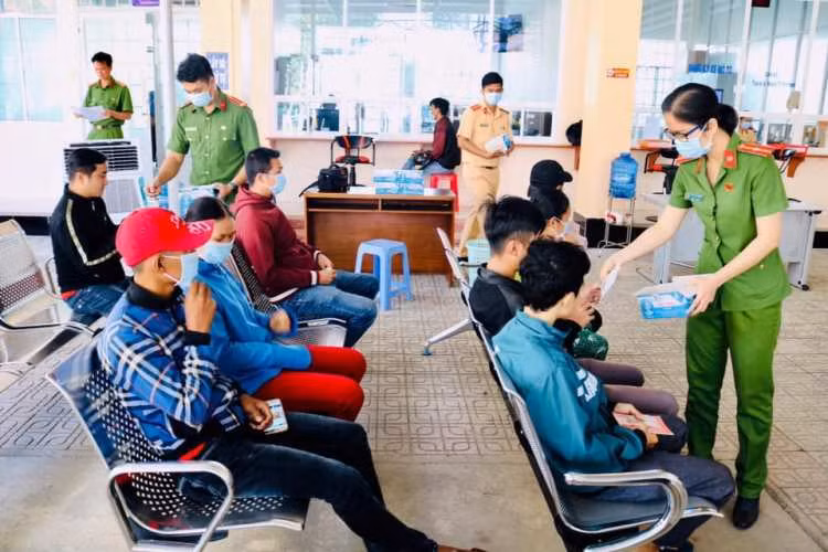 Đoàn thanh niên Bình Dương giúp dân chống dịch virus corona ảnh 1