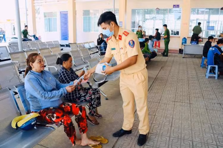 Đoàn thanh niên Bình Dương giúp dân chống dịch virus corona ảnh 6