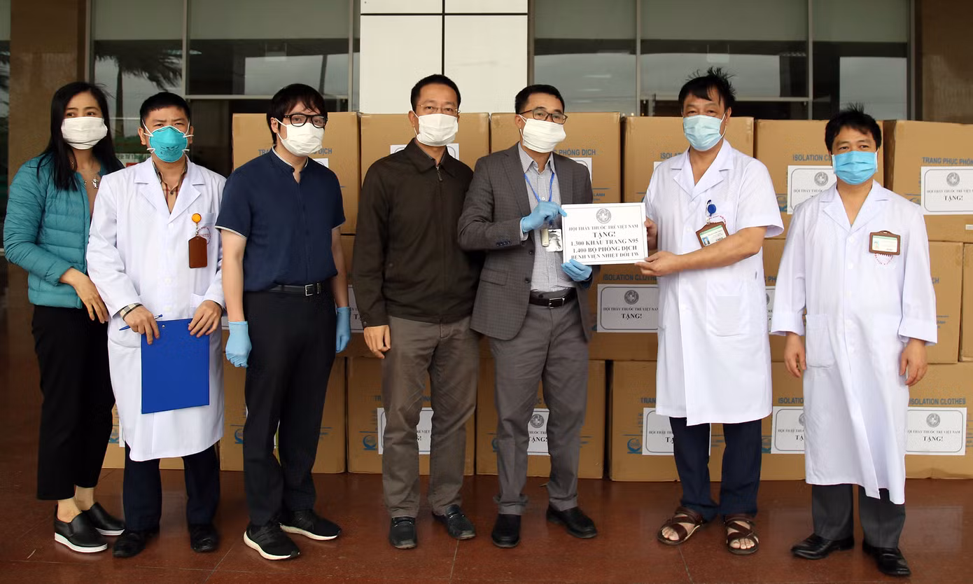 Thêm máy thở, phòng áp lực âm và đồ bảo hộ đến bệnh viện chống dịch ảnh 2