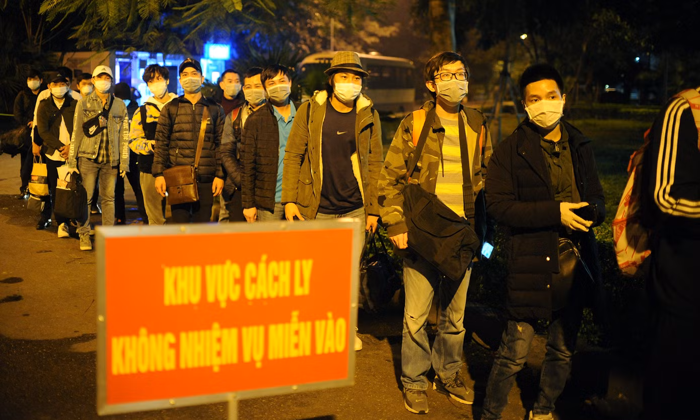 Y bác sĩ 'trắng đêm' đón người về khu cách ly Hòa Lạc ảnh 4