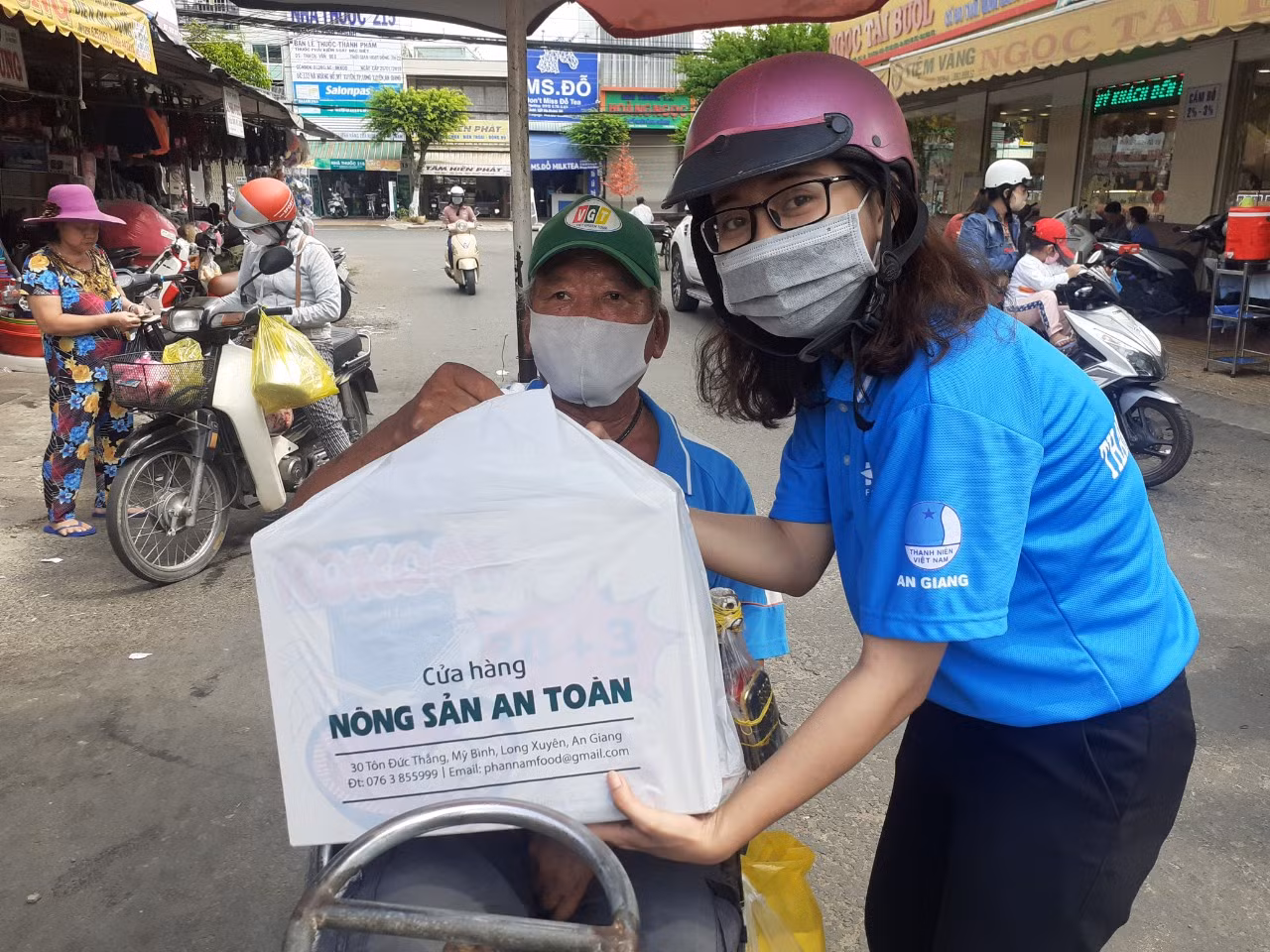 Thêm máy thở, phòng áp lực âm và đồ bảo hộ đến bệnh viện chống dịch ảnh 4