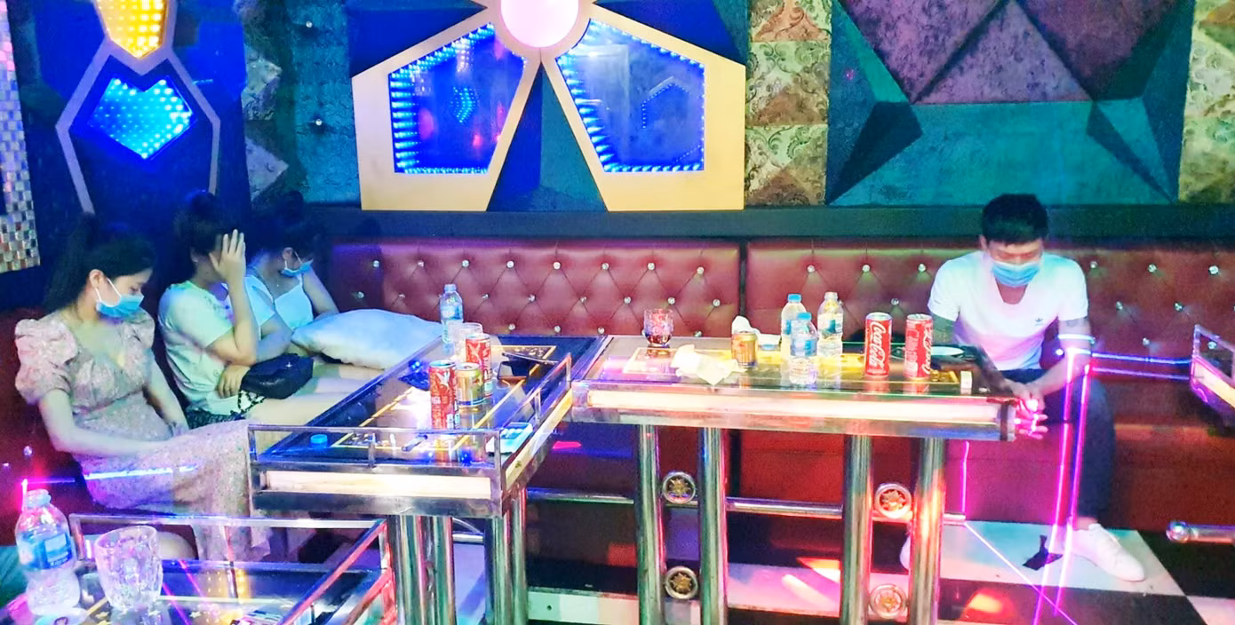 Đóng cửa bên ngoài, cơ sở karaoke lén đón khách vào sử dụng ma túy ảnh 4