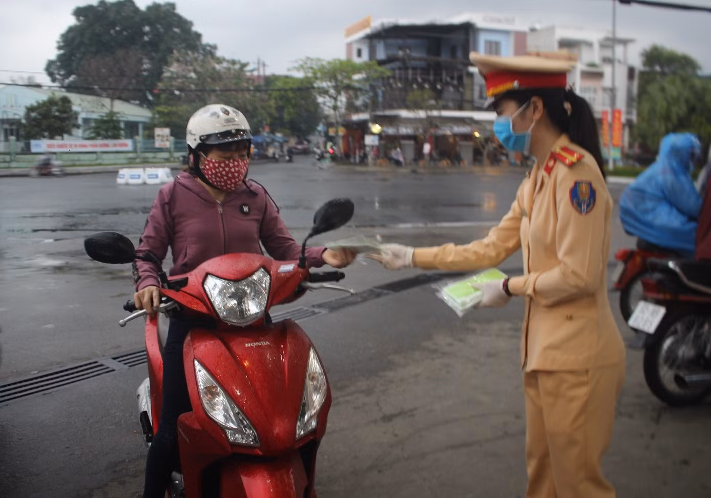 Anh chàng thiết kế khẩu trang rực rỡ phòng dịch bệnh ảnh 8