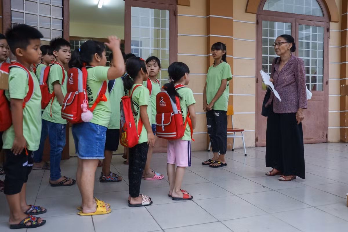 Lớp học miễn phí của bà lão bán vé số ảnh 5