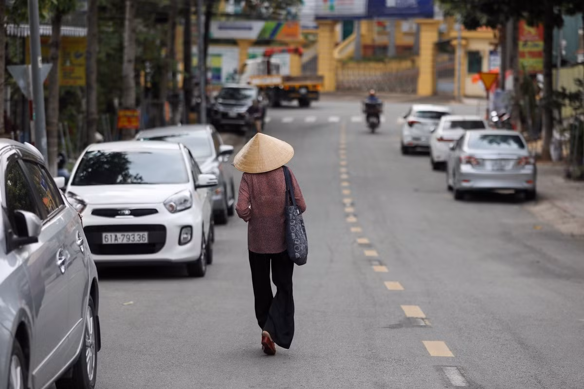 Lớp học miễn phí của bà lão bán vé số ảnh 1