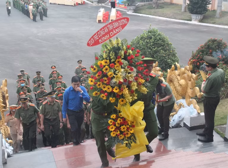 Công an Bình Dương ra quân hành động mừng 90 năm thành lập Đoàn ảnh 6