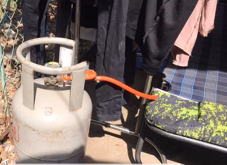 Hàng chục cảnh sát khống chế thanh niên ôm bình gas đòi ‘tự sát chung’ cùng cả xóm trọ ảnh 3