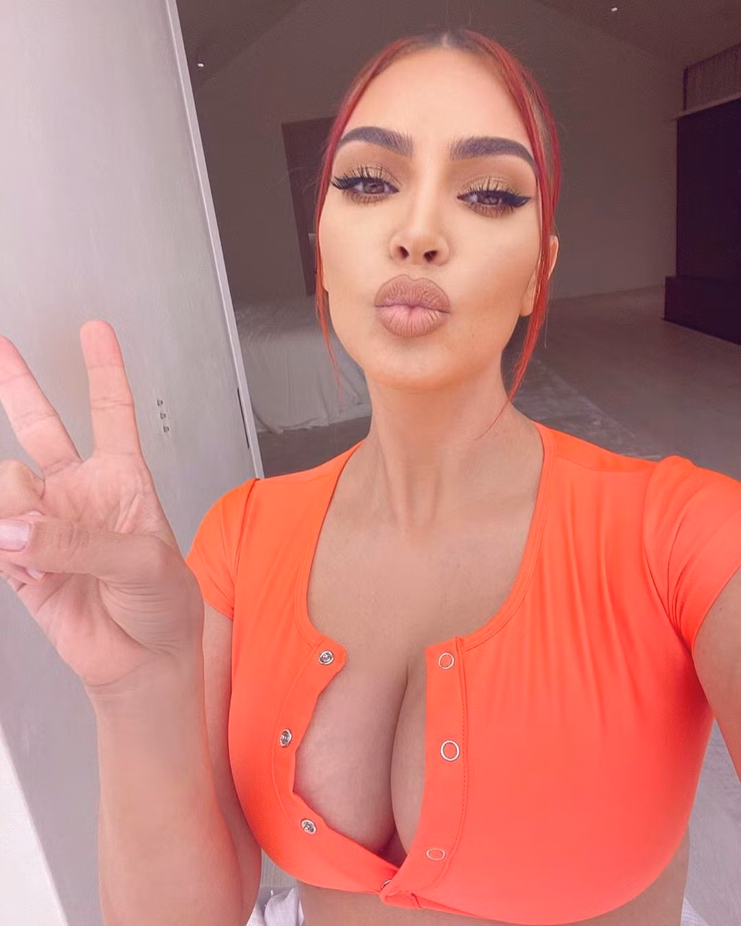 Kim Kardashian diện bodysuit tôn ba vòng 'nảy lửa' ảnh 5