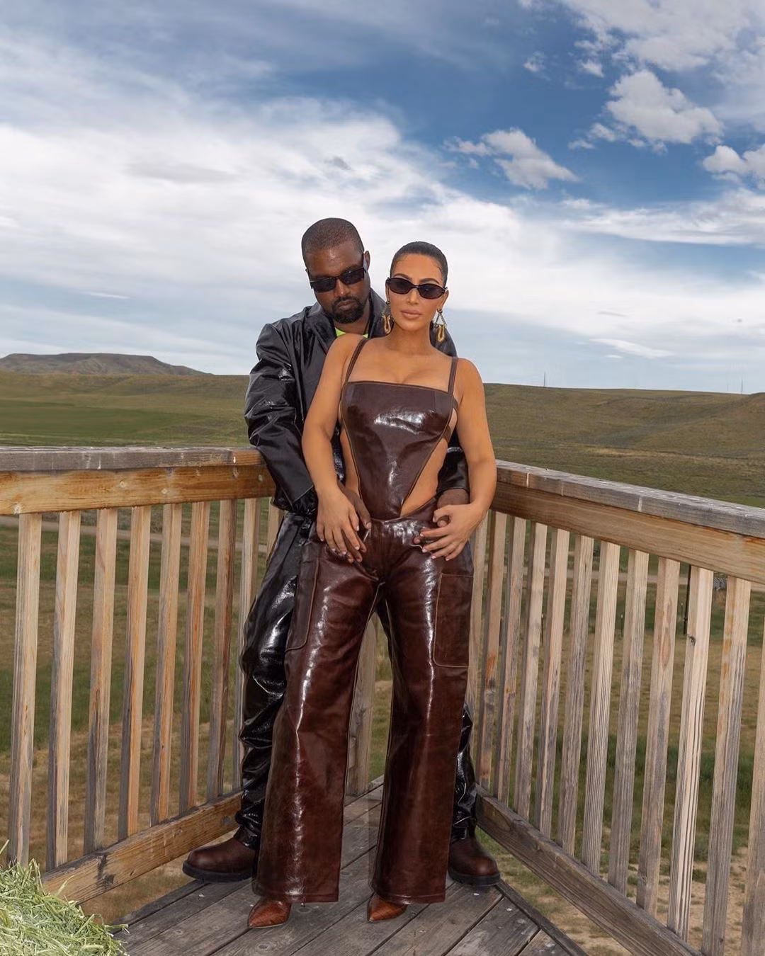 Kim Kardashian diện bodysuit tôn ba vòng 'nảy lửa' ảnh 8