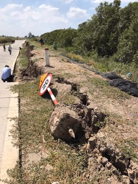 Đê biển Tây Cà Mau sụp lún kéo dài ảnh 2