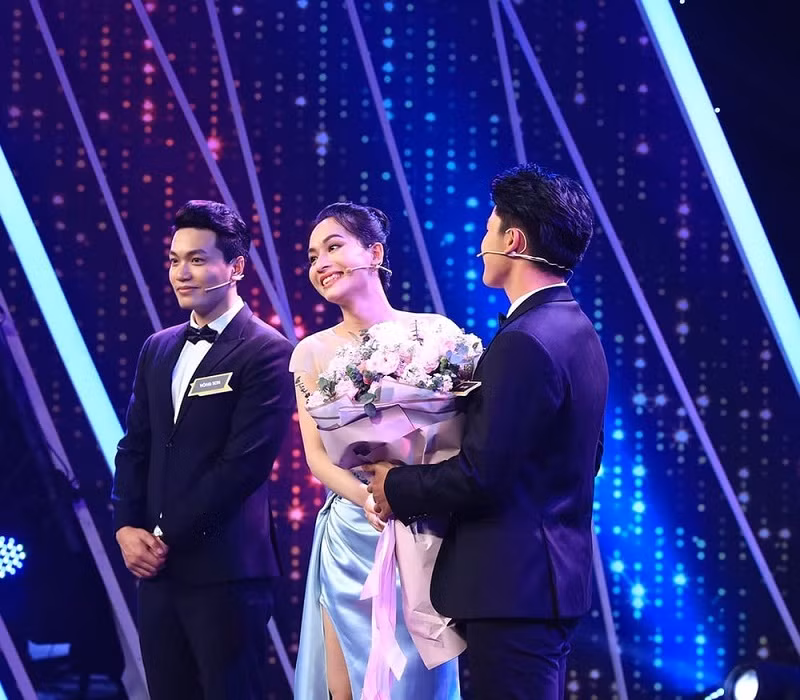 Chàng bác sĩ điển trai “Người Ấy Là Ai” đăng clip “thả thính” cùng nữ chính chuyển giới ảnh 1