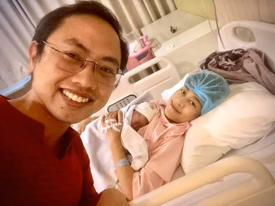 MC Phí Linh và Thành Trung nhận tin đội U22 Việt Nam vô địch trong bệnh viện ảnh 1