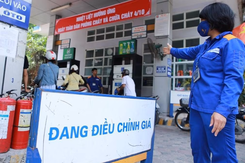 Giá xăng RON95-III lên gần 17.000 đồng/lít ảnh 1 Giá xăng RON95-III lên gần 17.000 đồng/lít ảnh 1