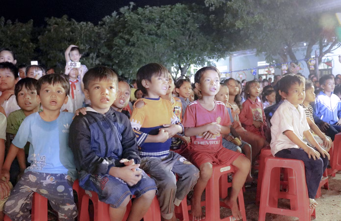 Trung thu của những đứa trẻ xóm chài trên vịnh Hạ Long ảnh 9