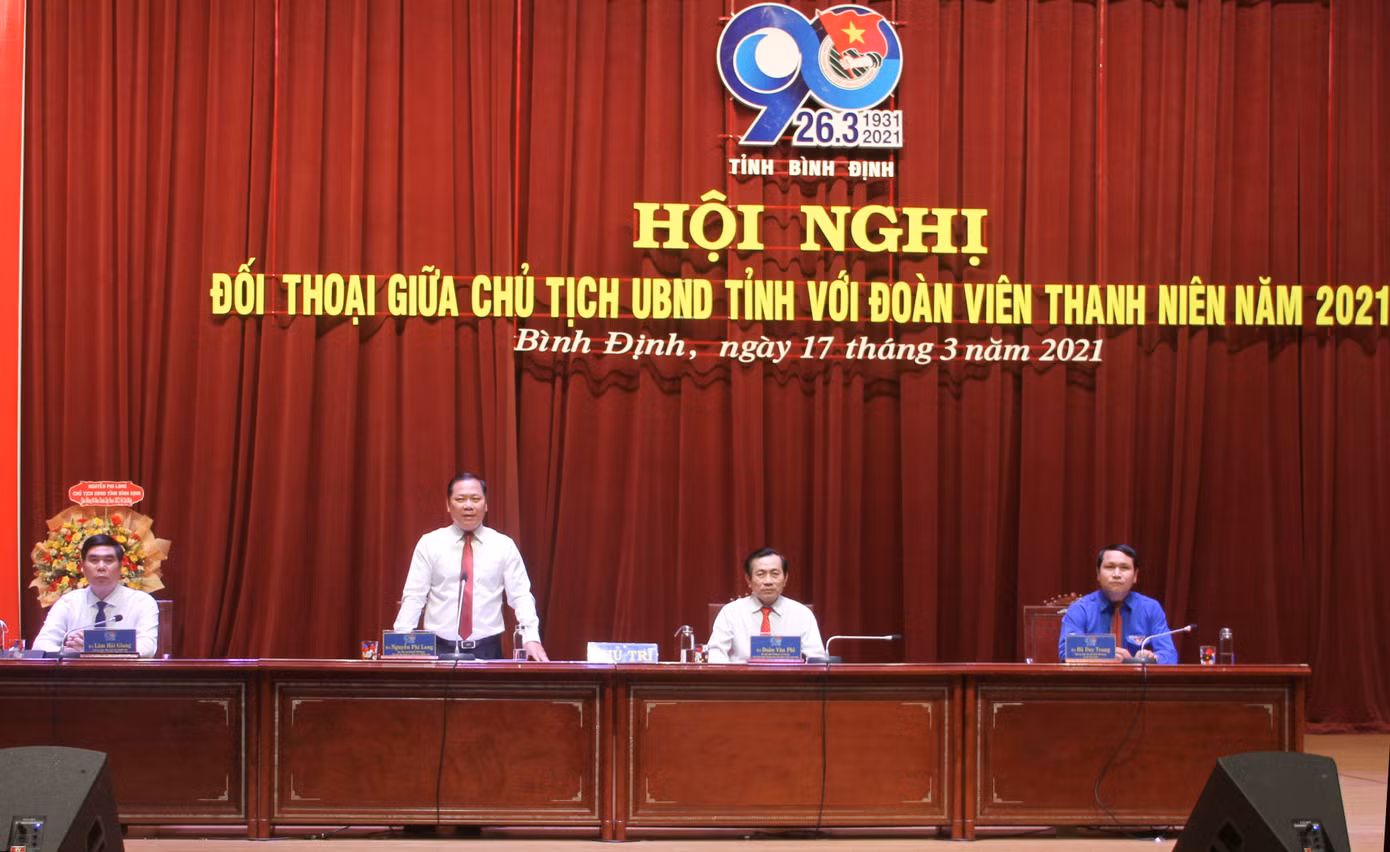 Chủ tịch tỉnh Bình Định đối thoại với thanh niên ảnh 1